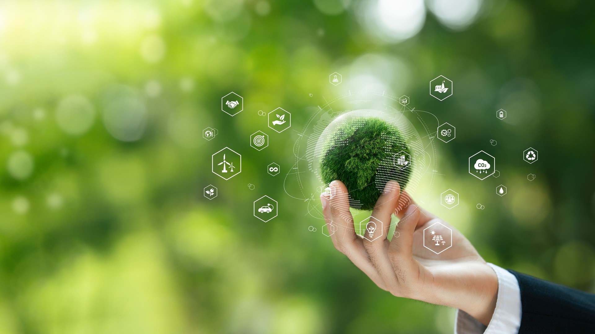 Desarrollo sostenible Medio Ambiente Objetivo Empresarial o Empresa Verde. Business Hand Holding Globe con el icono medioambiental, la energía renovable CO2, el cero neto y el concepto ESG para un carbono bajo o neutro.