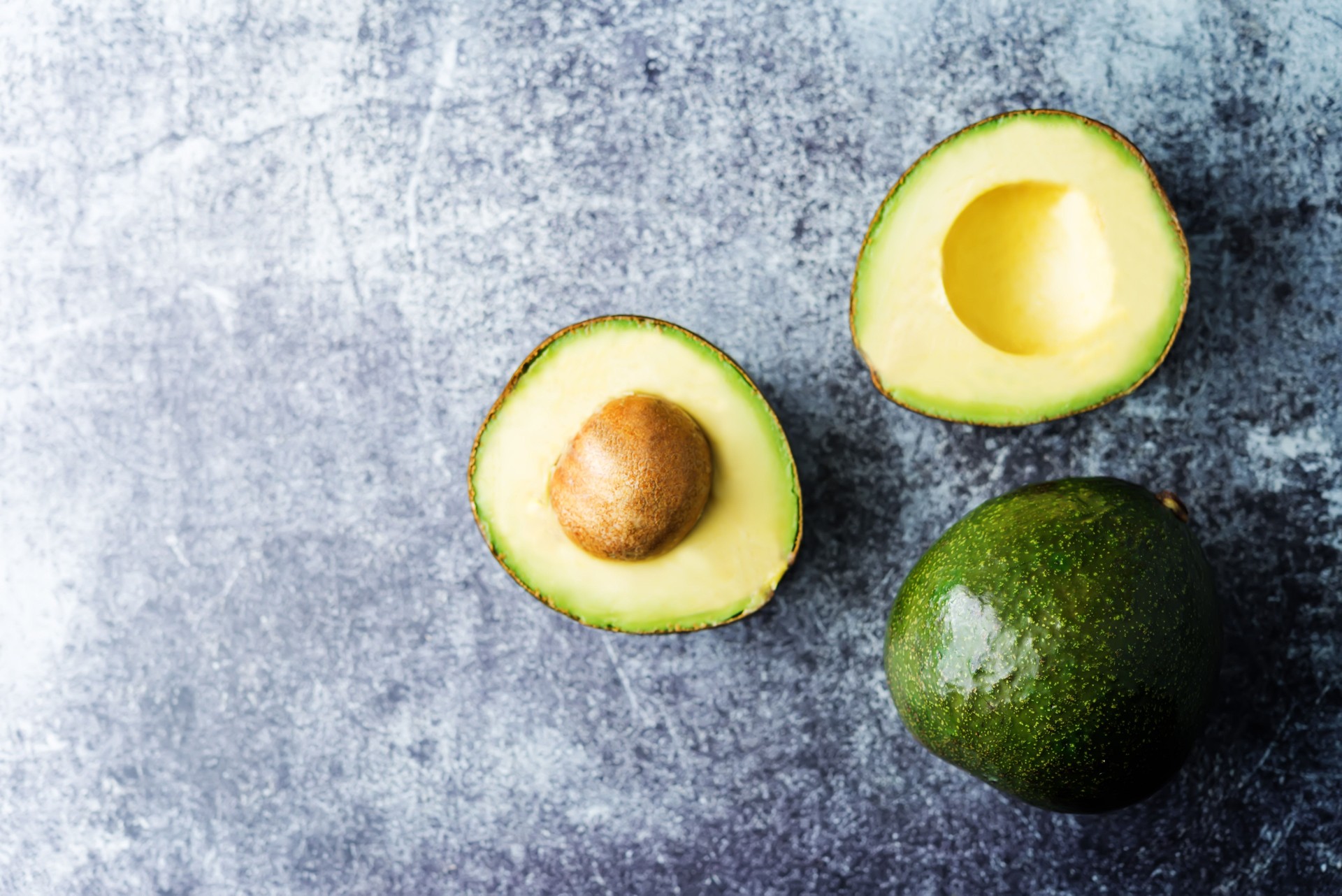 Aguacate fresco con rodajas